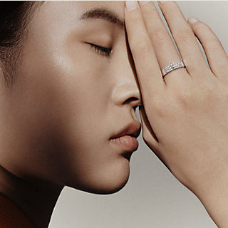 リング 《ケリー》 - ホワイトゴールド | Hermès - エルメス-公式サイト